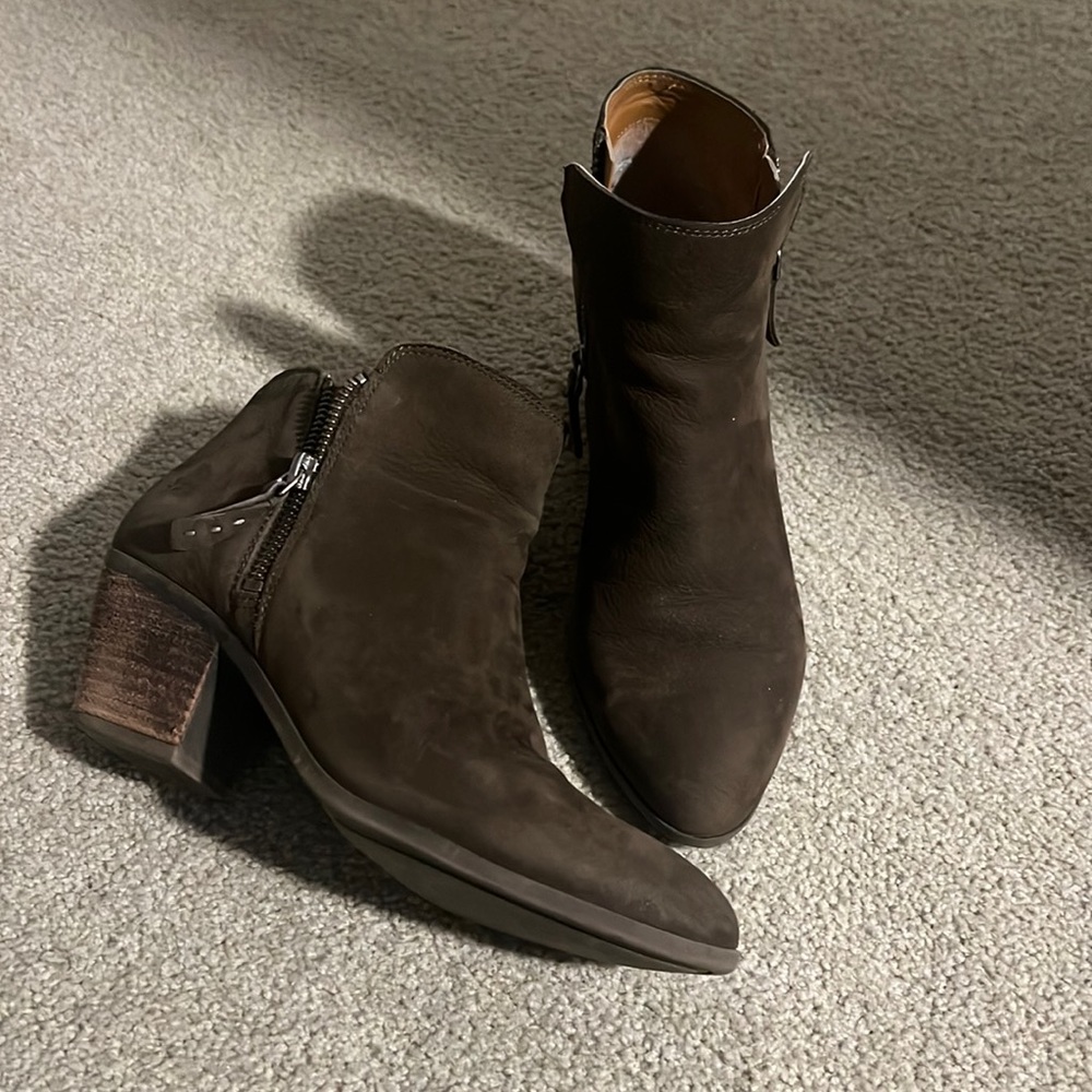 Frye Judy Ankle Boot- brown suede